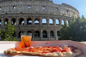 Für viele ist Italien eine Postkartenidylle: Pizza und Aperol, eine Sehenswürdigkeit in Sichtweite. Der Italo-Schlager spielt mit diesen Klischees. (Archivbild) - Foto: Sabina Crisan/dpa