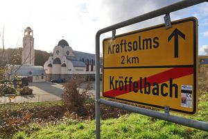 Das Baby war den Angaben zufolge vor einem Kloster in Waldsolms gefunden worden. - Foto: Christian Lademann/dpa
