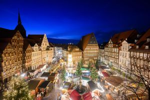 Lichter leuchten auf dem Hildesheimer Weihnachtsmarkt auf dem historischen Marktplatz mit dem Knochenhaueramtshaus. - Foto: Julian Stratenschulte/dpa