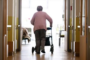 Pflegebedürftige müssen immer mehr fürs Heim bezahlen. (Archivbild) - Foto: Sebastian Kahnert/dpa
