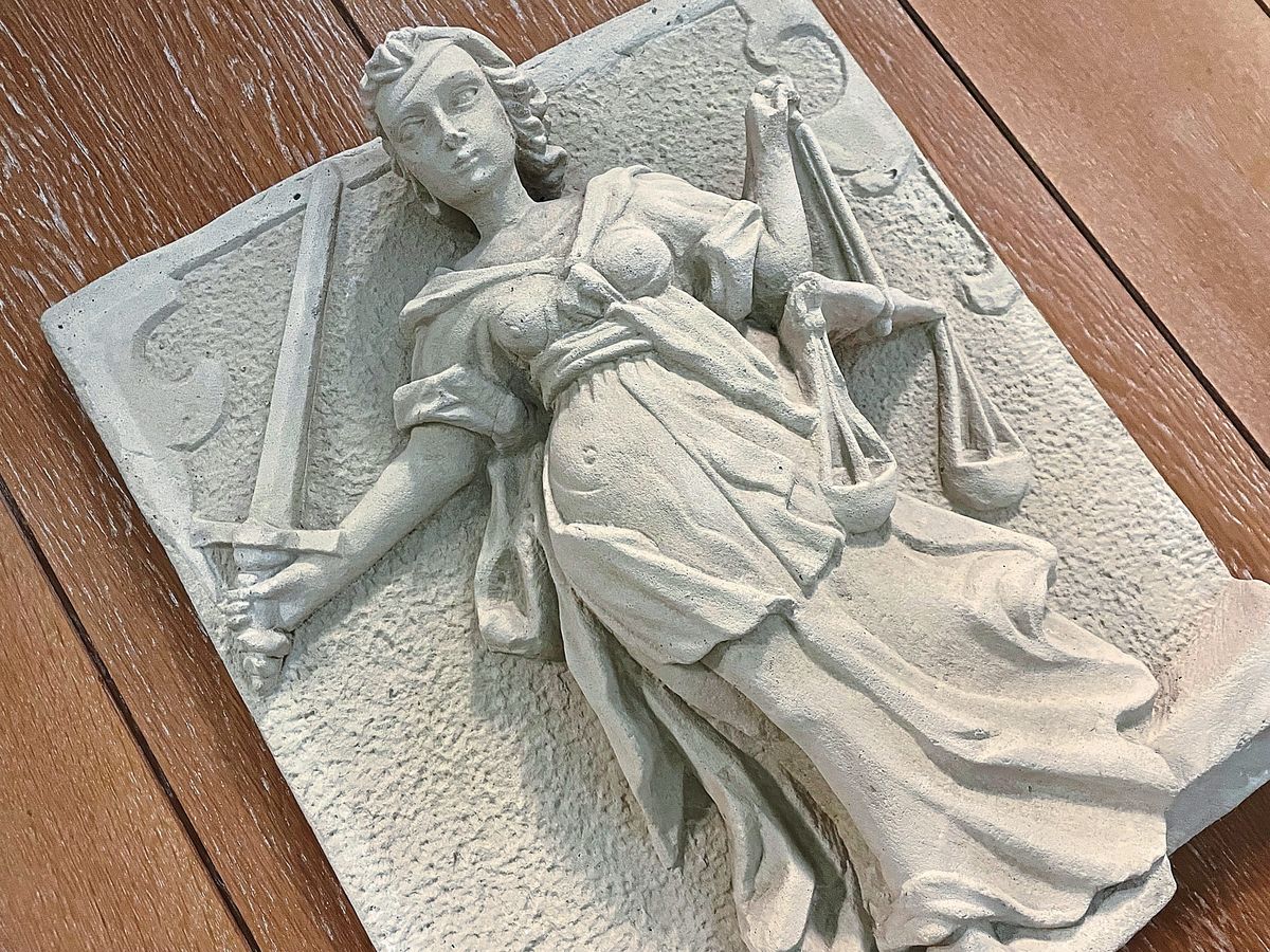 Nach Flaschenklau: Ein Paderborner (43) muss sich wegen räuberischer Erpressung vor Gericht verantworten. Symbolfoto: Rückert