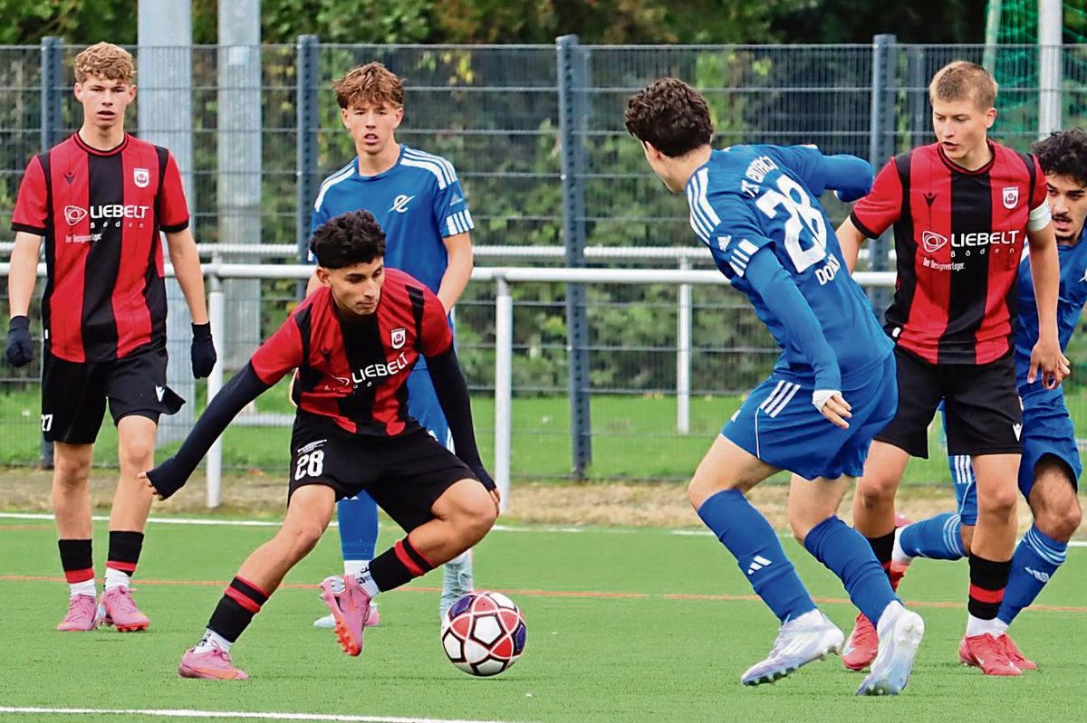 Nach dem 4:0-Erfolg im Heimspiel gegen Eintracht Dortmund, wollen die B-Junioren des SV Lippstadt (in Schwarz-Rot) auch in Waltrop zeigen, was in ihnen steckt. Allerdings ist der Gegner eine echte Hausnummer. Foto: Uwe Feichtinger