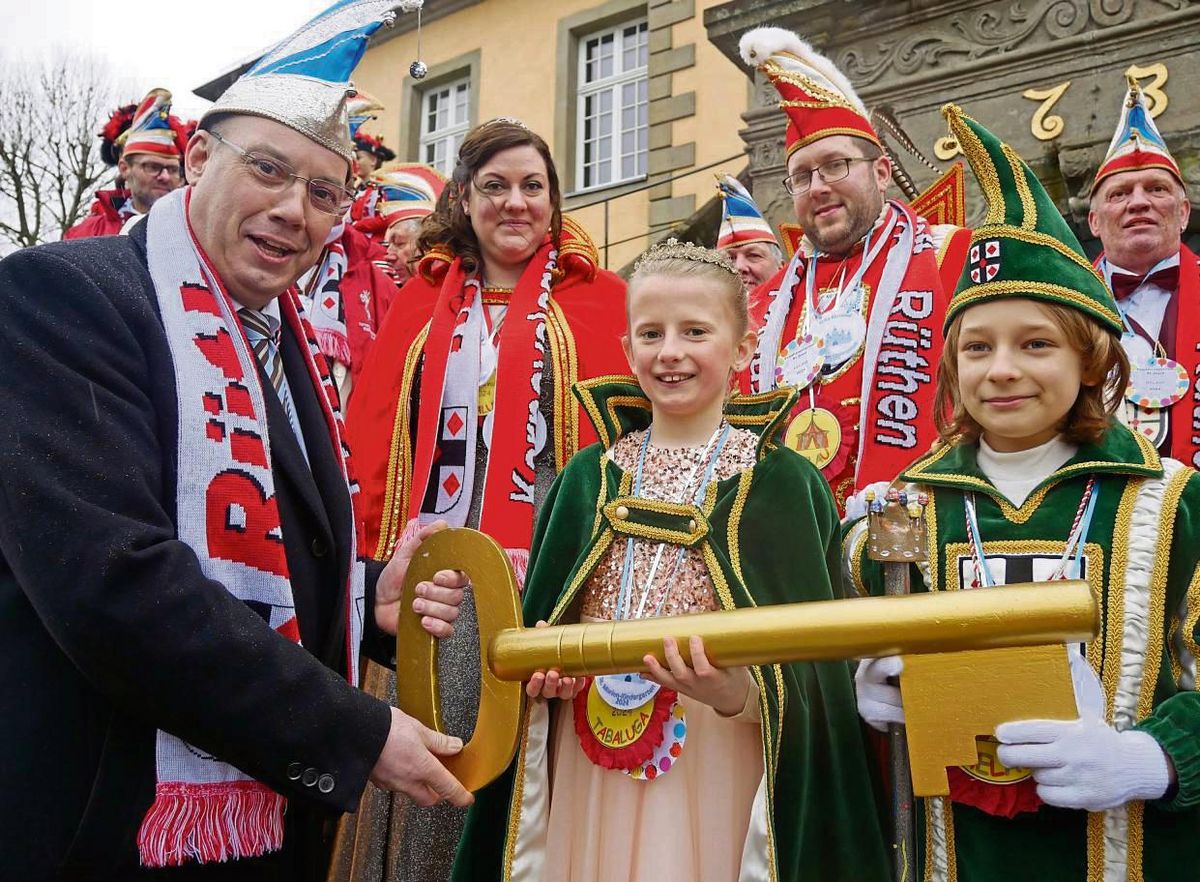 Den goldenen Schlüssel und damit die Kontrolle über die Rüthener Stadtverwaltung nahm das Kinderprinzenpaar Prinz Nils Boss I. und Prinzessin Greta Burmann I. von Bürgermeister Peter Weiken entgegen. Fotos: Bsdurek