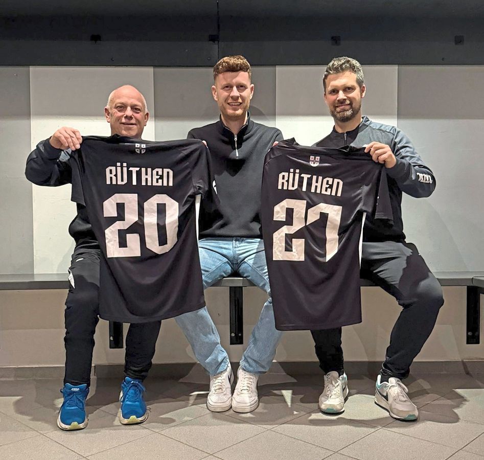 Der TSV Rüthen setzt auf Kontinuität: So gab der Sportliche Leiter Jan Brings (M.) die Vertragsverlängerung des Trainerduos der 1. Mannschaft, Hansi Diekfelder (l.) und Tobias Reich (r.), bekannt.