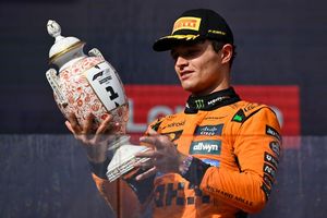 Lando Norris holte sich den Sieg in Ungarn mit einer gewagten Strategie. - Foto: Denes Erdos/AP/dpa
