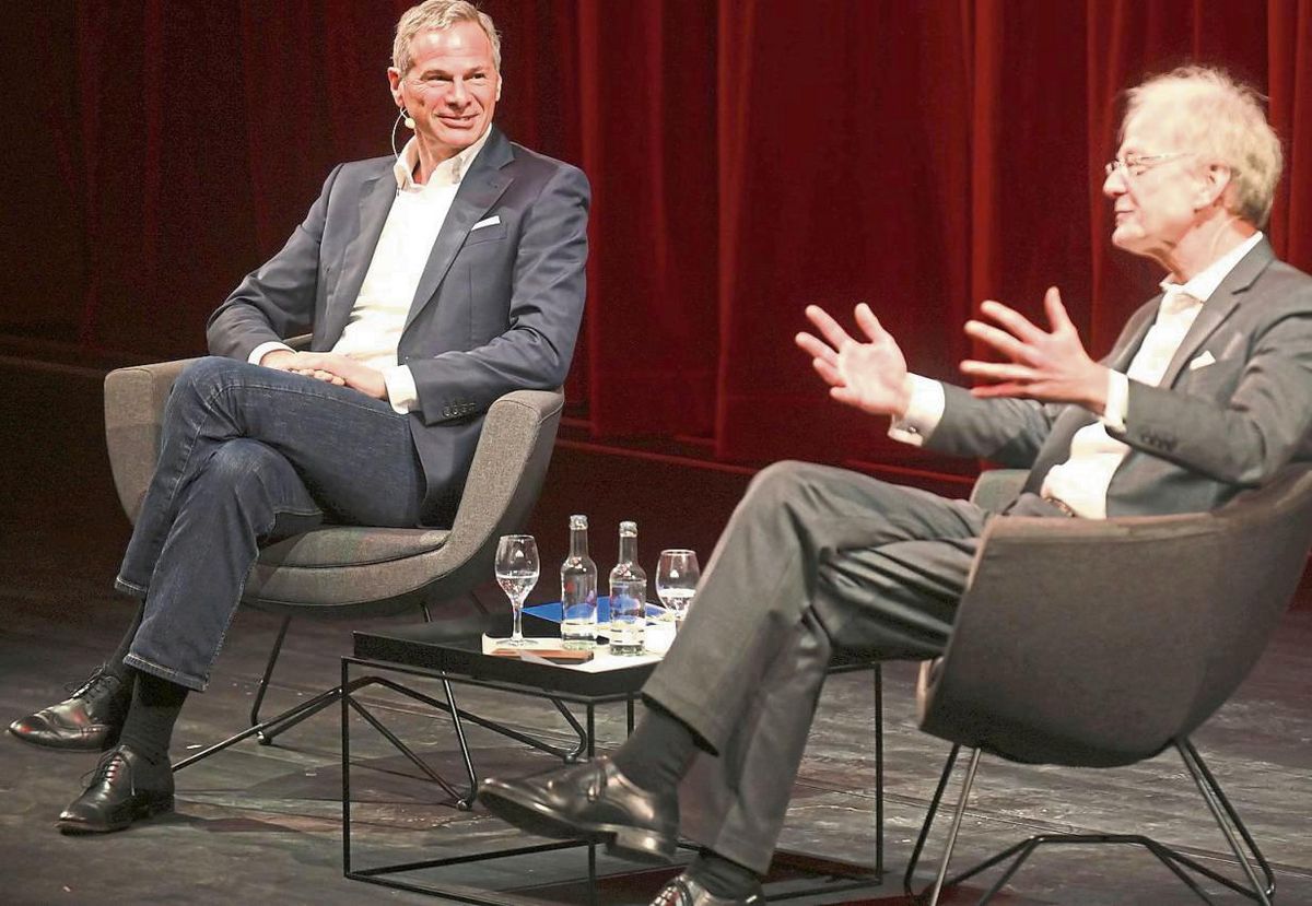 Gemeinsam mit Journalist Georg Mascolo plauderte Professor Michael Göring (r.) über Journalismus, Trump, die Ampel und die AfD. Also – wie der Titel der Reihe schon sagt – über alles, „was er schon immer mal sagen wollte...“. Fotos: Tuschen