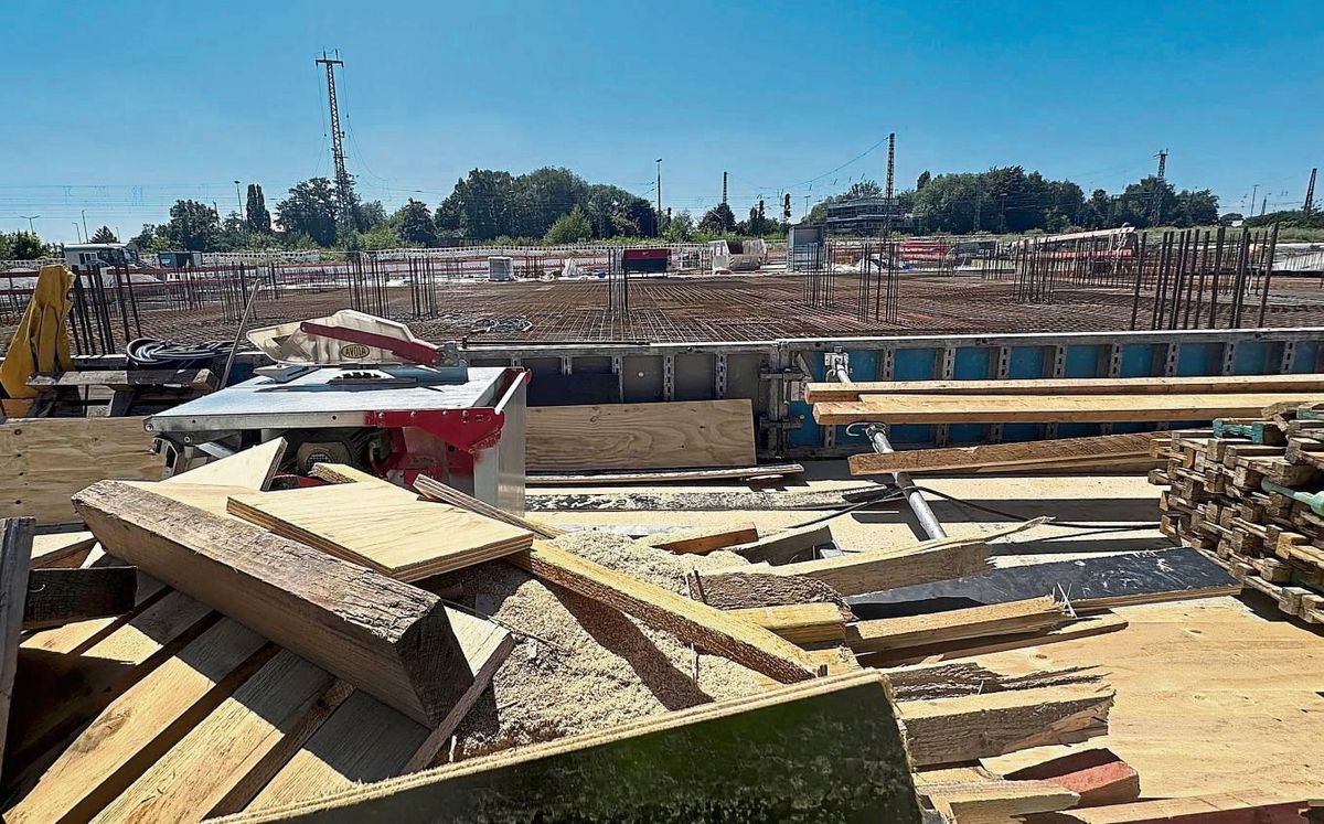 Hereinspaziert ins neue Stadthaus: Durch den künftigen Haupteingang (hier links und rechts durch Bewehrungsstahl markiert) kommen die Besucher in das Foyer des Mammut-Verwaltungsbaus. Fotos: Cegelski