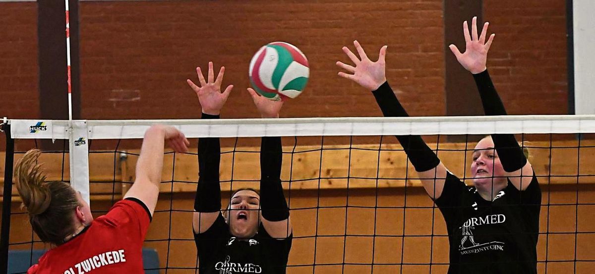 Für die mögliche Aufstiegsrelegation wollen die Volleyballerinnen des SuS Oestereiden (schwarze Trikots) noch einmal alles in die Waagschale werfen. Im Fernduell geht es gegen Eintracht Dortmund auch um die Vizemeisterschaft. Foto: Heinke