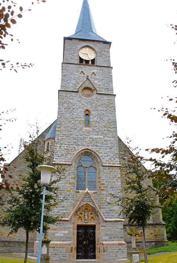 Erstrahlt in neuem Glanz: Der renovierte Turm der Störmeder Kirche. Fotos: Giannakis