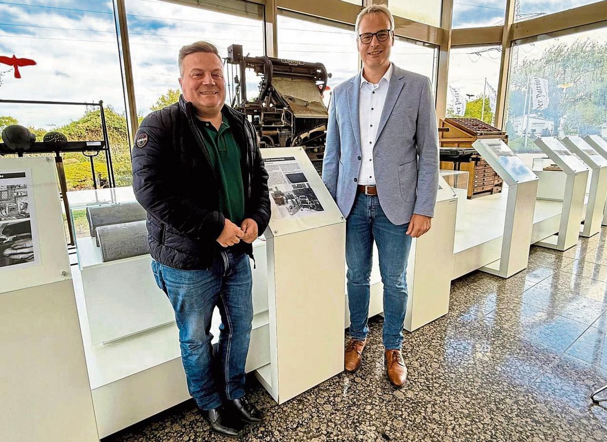 Von Druckmaschinen zu ordentlich Druck auf dem Kessel ist es phonetisch nicht weit: Bürgermeister Arne Moritz (56/l.) und Herausforderer Alexander Tschense (49) wenige Tage vor der Stichwahl im Foyer unseres Verlagshauses. Foto: Ursula Vielberg