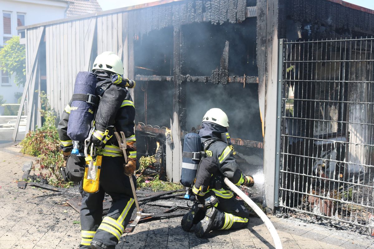 Der Unterstand wurde Opfer der Flammen. Foto: Wapelhorst