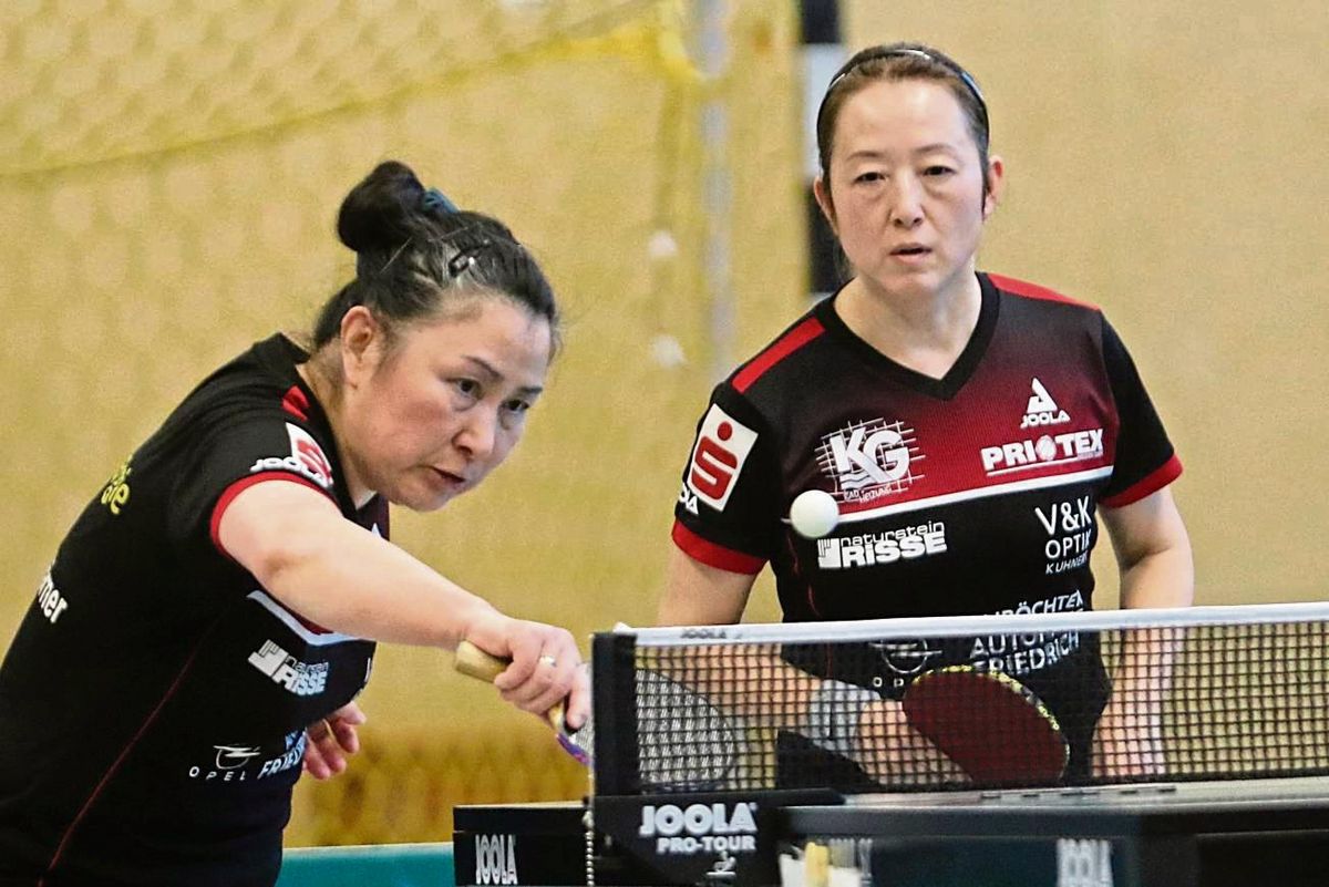 Ob Jing Tian-Zörner (l.) und Aimei Wang erneut im Doppel für den TTK Anröchte auflaufen werden – wie hier gegen Uentrop – steht noch nicht fest. Manager Vogel will sich diesbezüglich nicht in die Karten schauen lassen. Foto: Lütkehaus