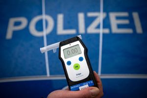 Die Versicherungsbranche fordert eine Ausweitung des Alkoholverbots am Steuer für junge Fahrer. (Archivbild) - Foto: Soeren Stache/dpa