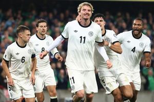 Mit der Schulter zu seinem ersten Länderspiel-Tor: Nick Woltemade. - Foto: Peter Morrison/AP/dpa