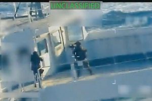 Bewaffnete Soldaten seilten sich auf den Tanker ab. - Foto: U.S. Attorney General's Office/X/AP/dpa