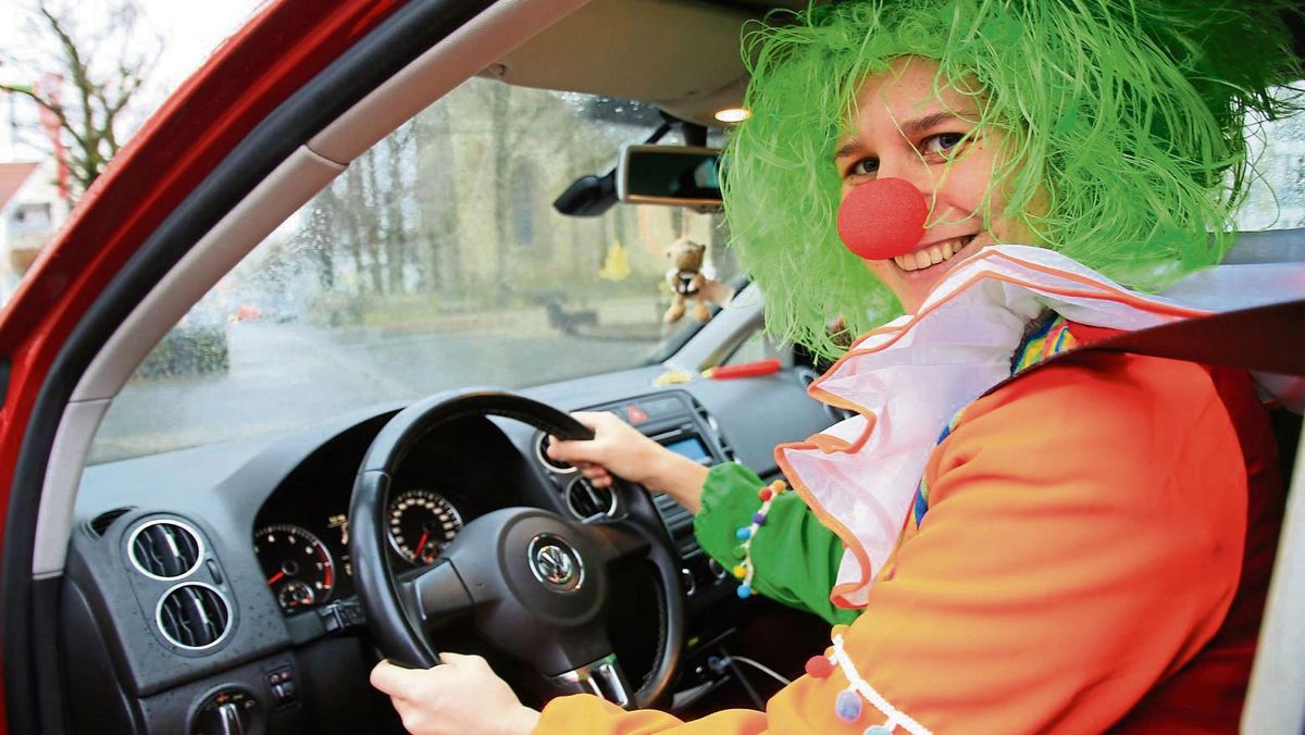 Wenn Perücke und Clownsnase die Sicht einschränken oder den Autofahrer auf dem Blitzerfoto unkenntlich machen, drohen Bußgelder. Foto: Schönhense