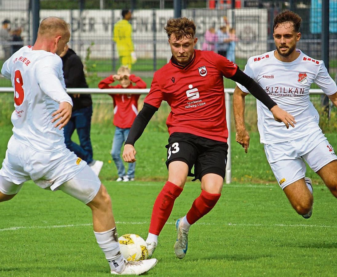 Spielte in der ersten Hälfte überwiegend auf der linken offensiven Seite: Fabian Brosowski (M.) nahm in der 21. Minute genau Maß und ließ Theesens Keeper Weber beim 1:1-Ausgleich keine Abwehrchance. Foto: Heinke