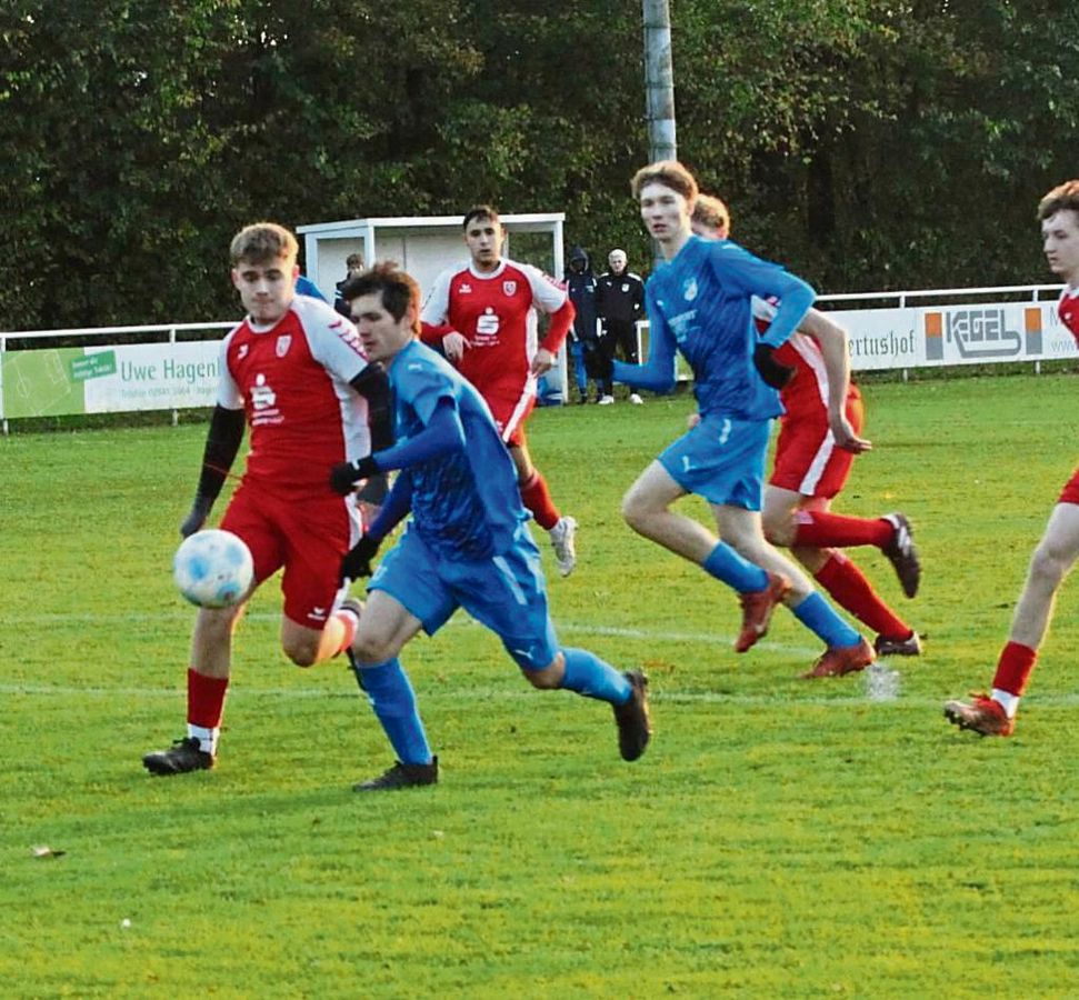 Statement-Sieg: Mit dem 8:0 gegen die JSG Hörste/Garfeln untermauerten die A-Junioren-Kicker des SC Lippstadt DJK (blaue Trikots) ihre Titelambitionen. Archifvoto: Dannhausen