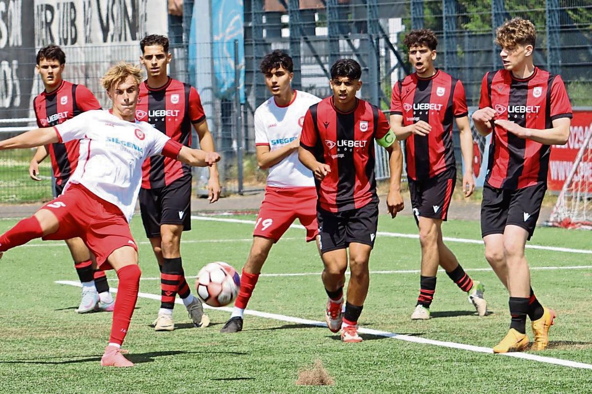 Ein Duell auf Augenhöhe lieferten sich die B-Junioren des SV Lippstadt und die Sportfreunde Siegen (in Weiß). In der Nachspielzeit gelang Jermaine Singh für den SV der umjubelte Siegtreffer zum 2:1. Foto: Feichtinger
