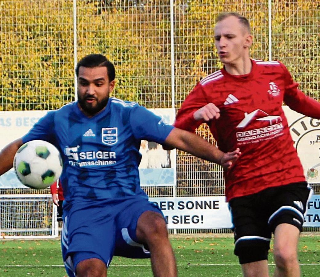 Seit sechs Spielen ungeschlagen ist der SV 03 Geseke (in Rot) in der Kreisliga A. Die Folge: die Mannschaft rückte bis auf drei Zähler an Spitzenreiter Bad Westernkotten II heran. Im Derby gegen Ehringhausen soll der nächste Dreier eingefahren werden. Foto: Heiner Schnieder