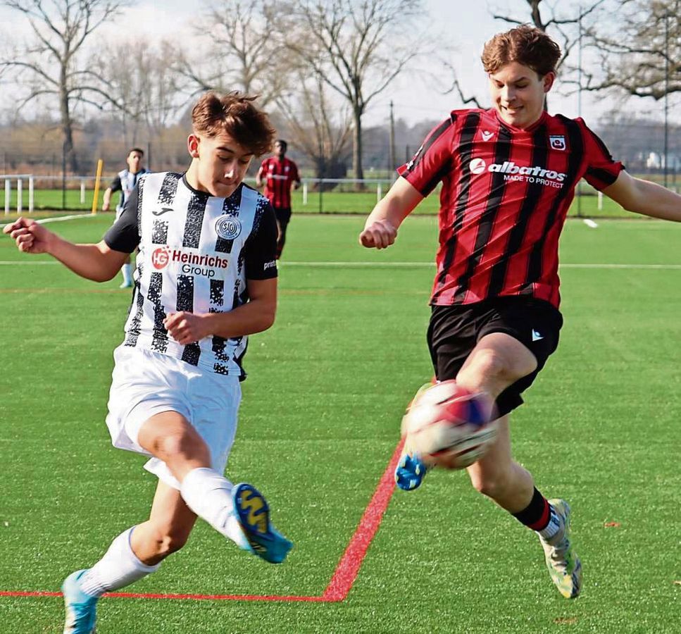 Wenig Mühe mit dem Tabellenletzten Wattenscheid hatten die B-Junioren des SV Lippstadt (in Schwarz-Rot). Das 4:1 war ein abgeklärter Auftritt der Gastgeber. Fotos: Feichtinger