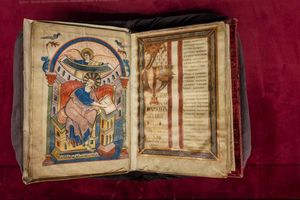 Das Ada-Evangeliar aus der Schatzkammer der Stadtbibliothek Trier. Die kostbaren Bilderhandschriften sind rund 1200 Jahre alt. - Foto: Harald Tittel/dpa