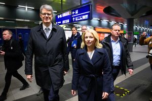 Im Herbst forderte Minister Schnieder drei Sofortprogramme bei der Bahn für mehr Kundenzufriedenheit. Das erste wurde nun gestartet - an der Pünktlichkeit wird sich dabei aber nichts verbessern. - Foto: Bernd von Jutrczenka/dpa