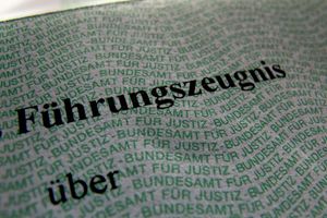 Das Führungszeugnis auf Papier soll weiter verfügbar sein. (Symbolbild) - Foto: picture alliance / dpa