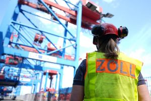 Zollkontrolle: Schwarzarbeit und Einnahmen aus illegalen Kanälen nehmen zu. (Archivbild) - Foto: Marcus Brandt/dpa