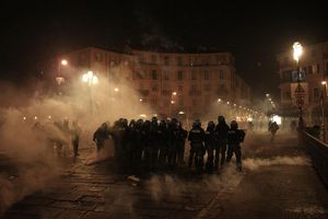 Mindestens elf Polizisten wurden bei den Krawallen verletzt. - Foto: Marco Alpozzi/LaPresse via ZUMA Press/dpa