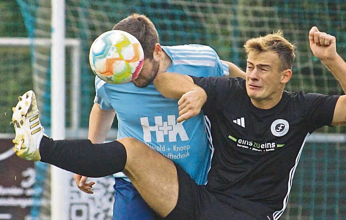 Die Reserve des SuS Bad Westernkotten (in Schwarz) ist im Heimspiel gegen RW Westönnen gefordert. Der FC Mönninghausen (in Blau) muss nach dem ersten Saisonsieg jetzt beim TuS Freckenhorst ran. Foto: Heinke