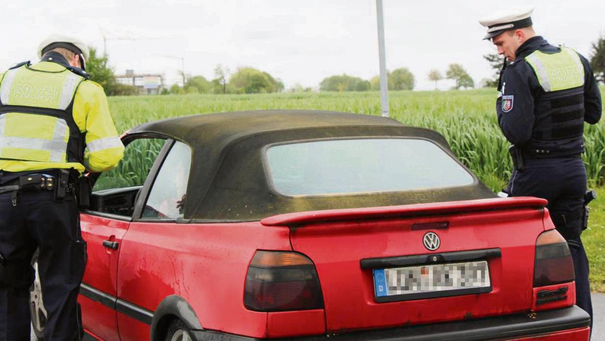 „Einmal Führerschein und Fahrzeugpapiere bitte“: Die allgemeine Verkehrskontrolle an der B55 am Mittwoch war für Polizei und Zoll erfolgreich. Foto: Löseke