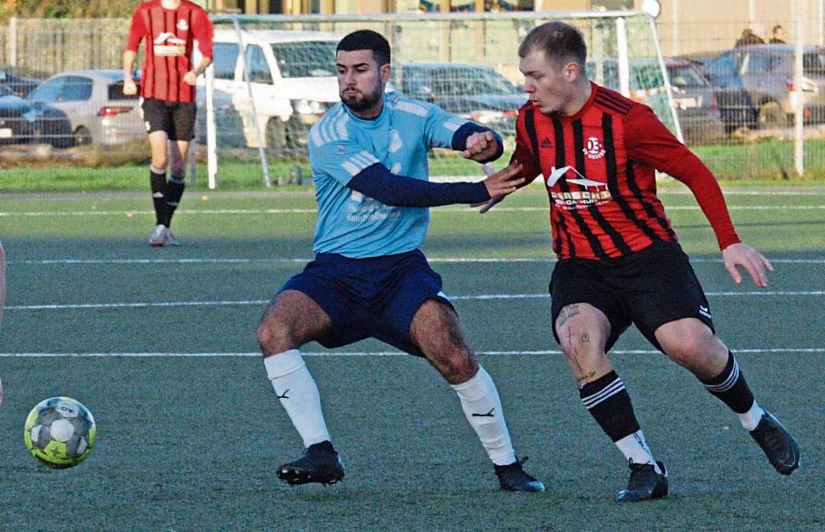 Der FC Mönninghausen (hellblaue Trikots) steht vor einem heißen Jahresabschluss. Es geht zum Tabellenzweiten Oestinghausen. Der SV 03 Geseke (in Rot-Schwarz) bekommt es am Sonntag mit den Rot-Weißen aus Westönnen zu tun. Foto: Schlink