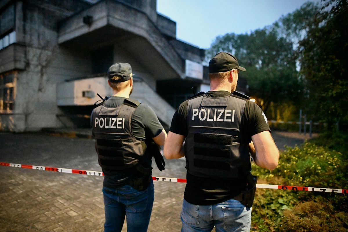 Tatort Dr. Adenauer-Schule. Hier wurde ein 14-Jähriger am Mittwochabend lebensbedrohlich verletzt. Foto: Schröder