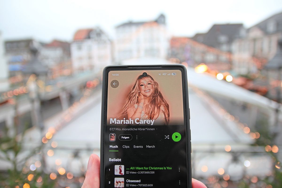 Rund um die Eisbahn müssen Weihnachtsmarktbesucher auf Mariah Carey verzichten. Hier gibt es „nur“ traditionelle, Gema-freie Musik aus den Lautsprechern auf die Ohren. Foto: Bastian Puls