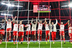 Die Spieler des FC Bayern München feiern den Einzug in Halbfinale der Champions League. - Foto: Tom Weller/dpa