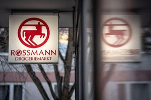 Die Drogeriemarktkette Rossmann hat im vergangenen Jahr deutlich zugelegt und einen Rekordumsatz verbucht. - Foto: Frank Rumpenhorst/dpa