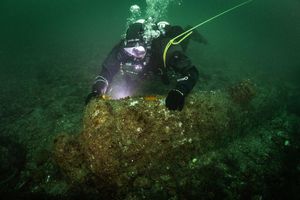 Forschungstaucher haben vor Helgoland historische britische Kanonen gefunden. - Foto: Florian Huber/submaris/dpa