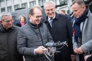 Bevor die Gespräche beginnen, zeigt die neue Drohnenabwehr-Einheit der Bundespolizeidirektion 11, was sie kann. - Foto: Sina Schuldt/dpa