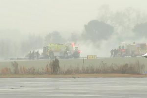 Ein Flugzeug ist an einem Regionalflughafen in North Carolina abgestürzt. - Foto: Uncredited/WSOC via AP/dpa