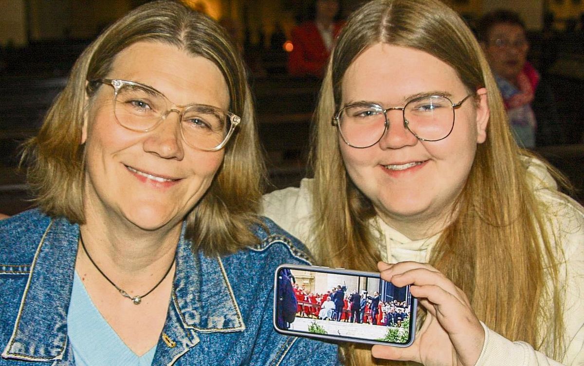 Haben den Papst Palmsonntag noch in Rom gesehen und den besonderen Moment mit der Handykamera festgehalten: Carina (l.) und Carla Fülling. Fotos: Wissing