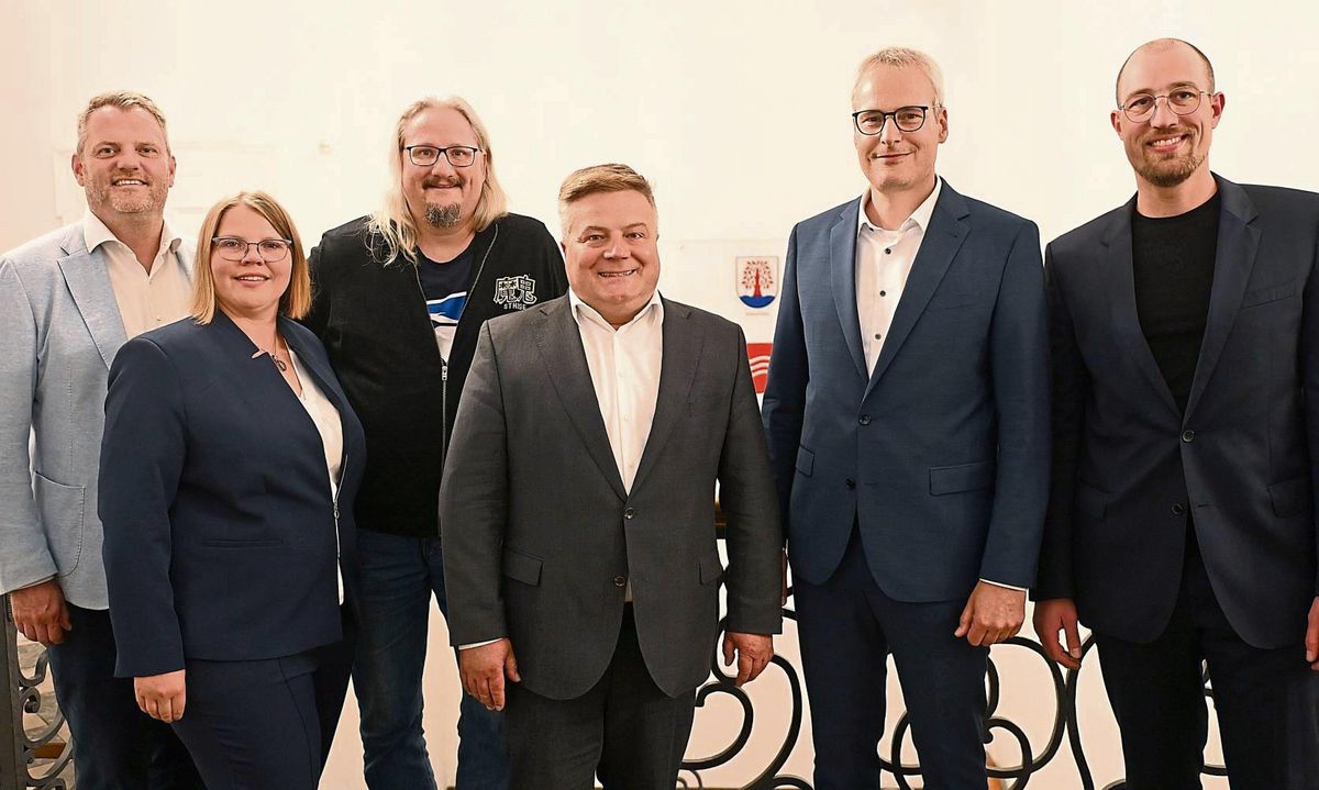 Die sechs Bürgermeister-Kandidaten verfolgten die Stimmauszählung gemeinsam im Lippstädter Rathaus. Foto: Dieter Tuschen