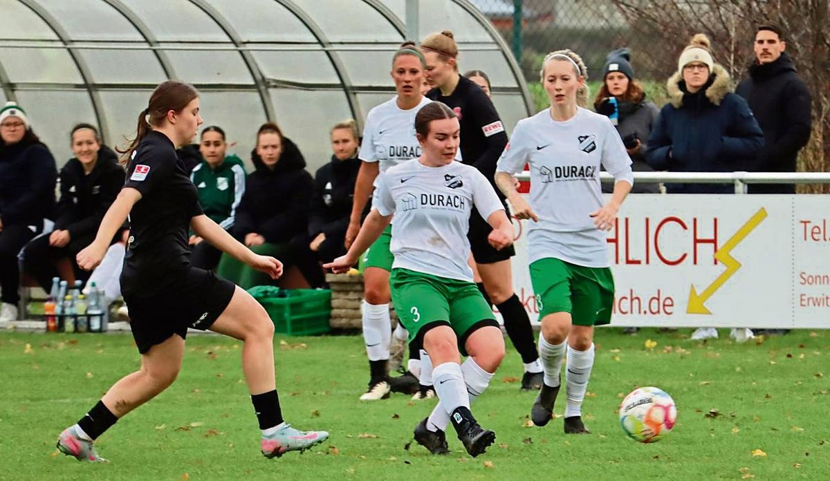 Erst in der zweiten Halbzeit gerieten die Stirper Damen (in Weiß) gegen den Herforder SV auf die Verliererstraße und mussten sich wie bereits im Hinspiel schließlich mit 2:6 geschlagen geben. Foto: Uwe Feichtinger