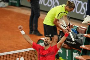 Frust bei Alexander Zverev, Jubel bei Novak Djokovic nach dem Viertelfinal-Kracher in Paris. - Foto: Aurelien Morissard/AP/dpa