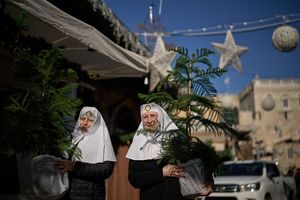 Orthodoxe Christinnen holen Weihnachtsbäume in Jerusalems Altstadt ab - Foto: Leo Correa/AP/dpa