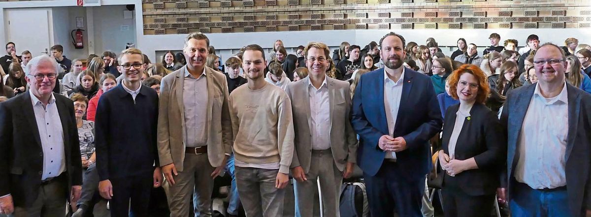 Politik- und Geschichtslehrer Dietmar Lange (l.) begrüßte gemeinsam mit Schülersprecher Mats Grieger (2.v.l.) zum Politischen Morgen (v.l.): Oliver Pöpsel (CDU), Fabian Griewel (FDP), Ulrich von Zons (AfD), Jens Behrens (SPD), Sarah Gonschorek (Bündnis 90/Die Grünen) und Roland Linnhoff (Die Linke).