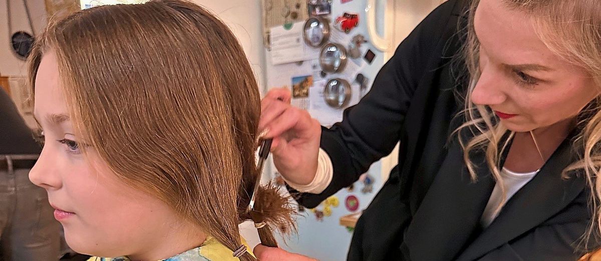 Schnipp, schnapp – sie schneiden alte Zöpfe ab: Um Kinder zu unterstützen, die ihre eigenen Haare verloren haben, haben vier Lippstädter jetzt ihre Mähnen gelassen.