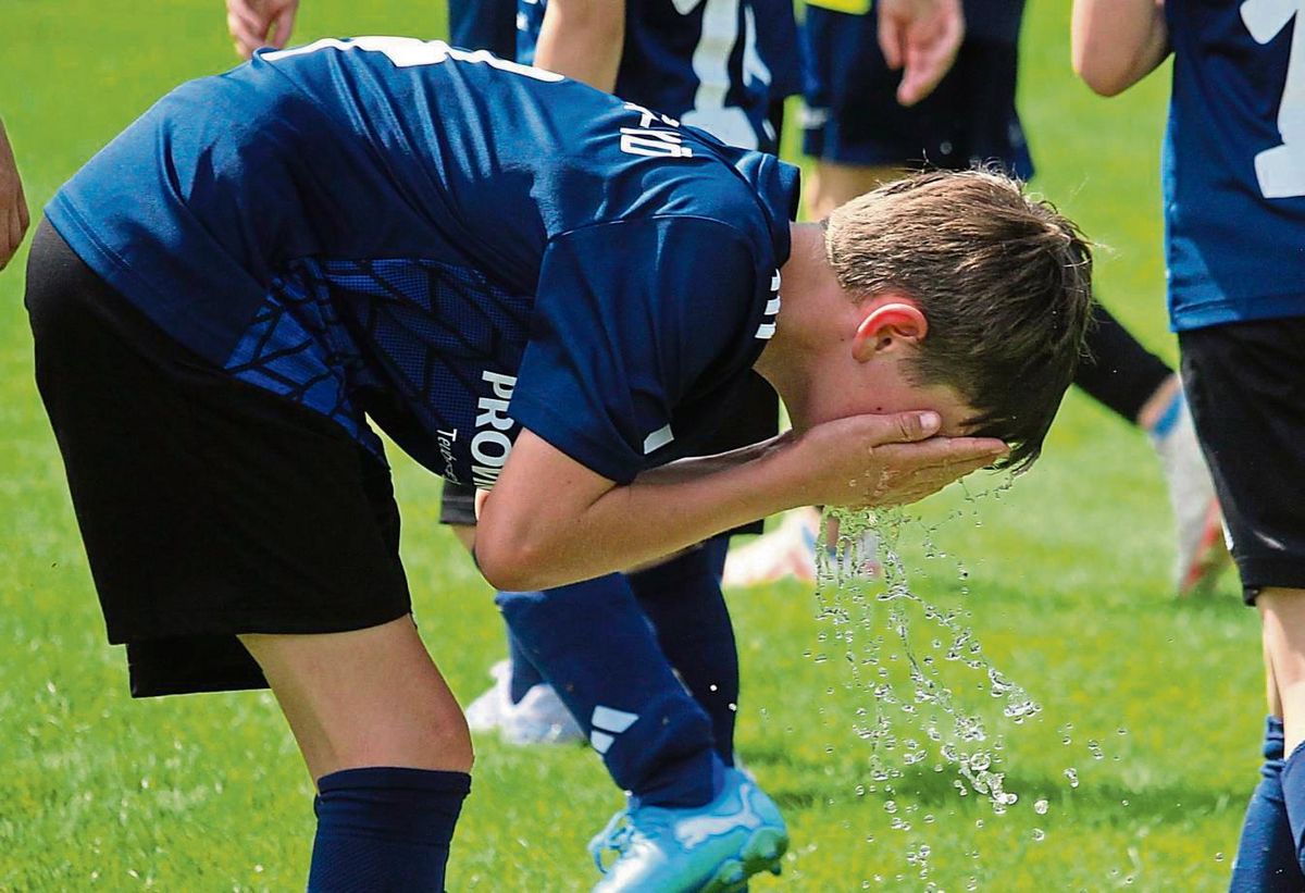 Her mit dem Wasser: Die Vorrunde beim Kreispokalturnier der E-Junioren in Eickelborn wurde wegen der Hitze komplett am Samstagvormittag gespielt. Dies hatte der Kreisjugendausschuss noch am Freitag entschieden. Foto: Heinke