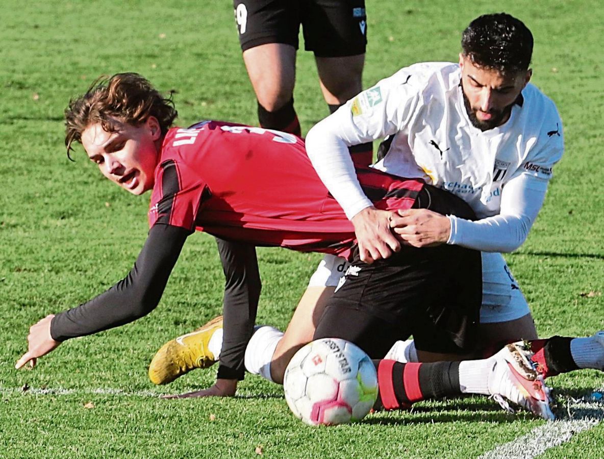 Auf geht’s! Freitag sollte es für den SV Lippstadt klappen mit dem ersten Meisterschafts-Match 2024: Maximilian Fischer (l.) und seine Teamkollegen sind dann beim Ex-Bundesligisten RW Oberhausen gefordert. Mit Sicherheit kein einfacher Start für die geplante Aufholjagd. Foto: Lütkehaus