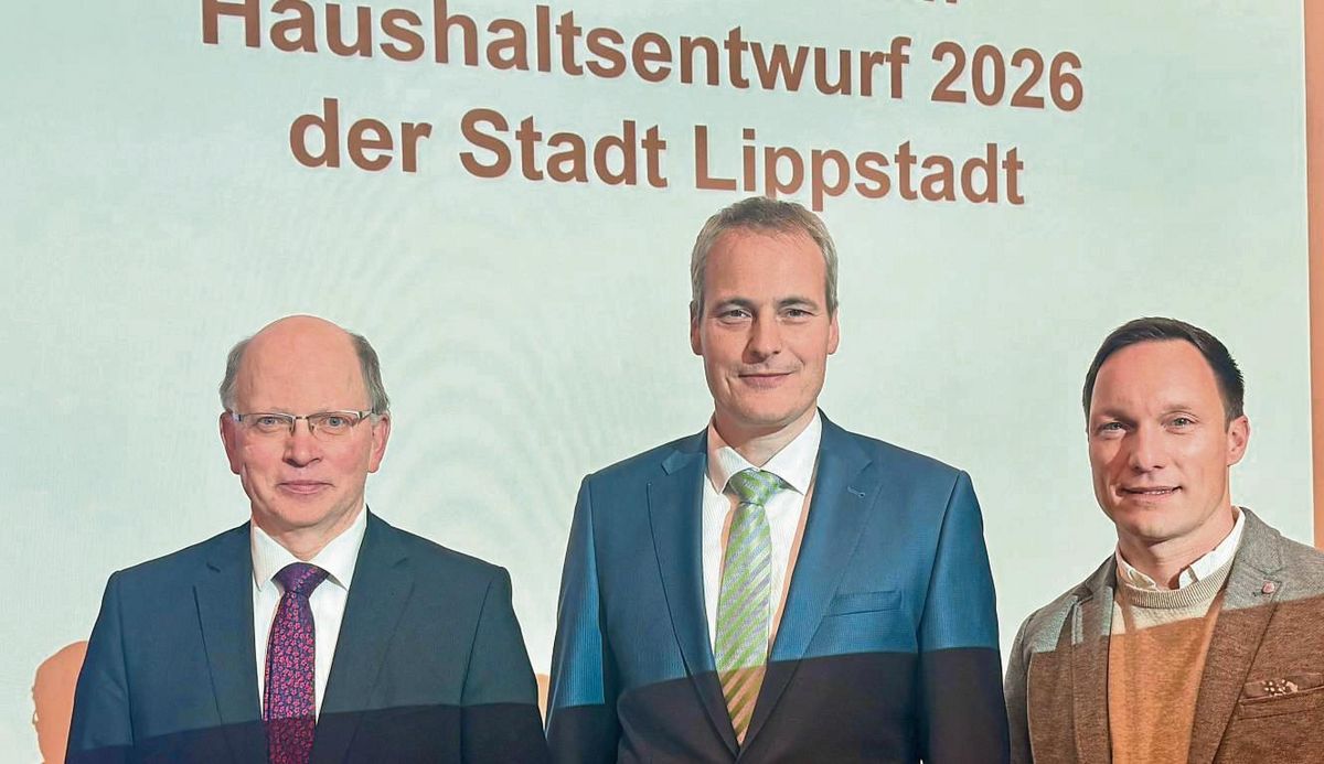 Brachten am Montagabend den Haushaltsentwurf in den Rat ein: Bürgermeister Alexander Tschense (M.), Kämmerer Boris Schreiber (r.) und der 1. Beigeordnete Stephan Tydecks. Foto: Vielberg